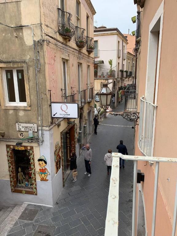 Corso Umberto a Taormina davanti a Guest house Le Sibille
